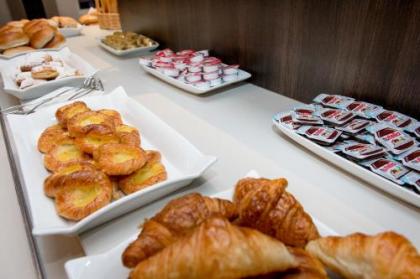 Hotel Chambord - image 16