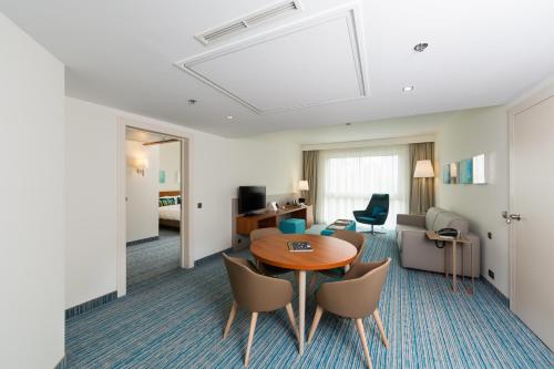 Courtyard By Marriott Brussels - image 3