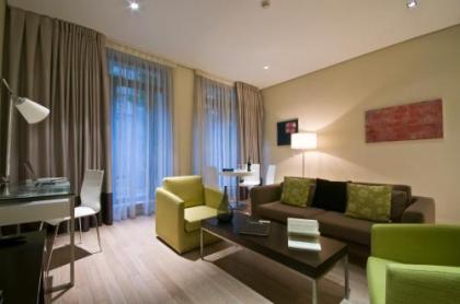 B-aparthotel Grand Place - image 3