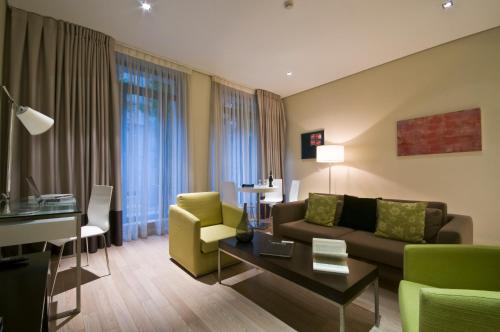 B-aparthotel Grand Place - image 3