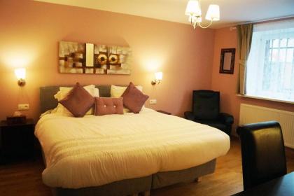 EU Guesthouse - image 1