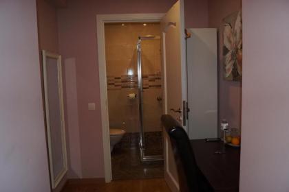 EU Guesthouse - image 11