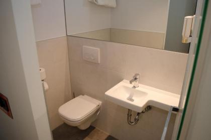 easyHotel Brussels City Centre - image 12