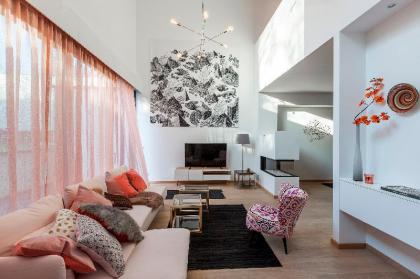 Unit 4 - Spacious Smart Home Triplex Private Garden & Parking